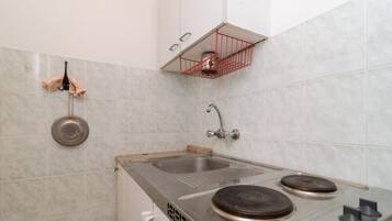 Fridge, cookware/dishes/utensils