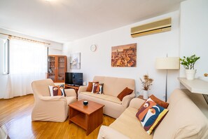 TV - Down Town Apartments - One Bedroom Apartment with Balcony (Dubrovnik)
