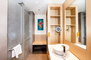 Combined shower/tub, rainfall showerhead, free toiletries, hair dryer - Premier Inn Dubai Dragon Mart (Dubai)