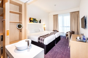Minibar, in-room safe, desk, soundproofing - Premier Inn Dubai Dragon Mart (Dubai)