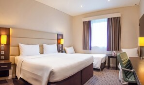 Minibar, in-room safe, desk, soundproofing - Premier Inn Dubai Dragon Mart (Dubai)