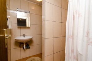 Een douche, handdoeken