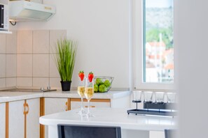 Jääkaappi, mikroaaltouuni, liesi, kahvin-/teenkeitin