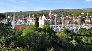 Un port de plaisance avec des bateaux, une église et des immeubles d’habitation.