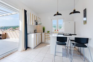 Kjøleskap, mikrobølgeovn, kokeplater og kaffetrakter/tekoker