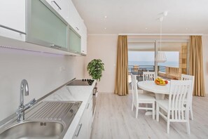 Kühlschrank, Ofen, Herdplatte, Wasserkocher mit Kaffee-/Teezubehör