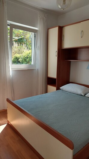 2 bedrooms, WiFi, bed sheets