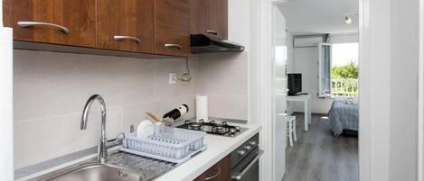 Køleskab, mikrobølgeovn, ovn, kogeplade