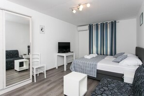 Free WiFi, bed sheets