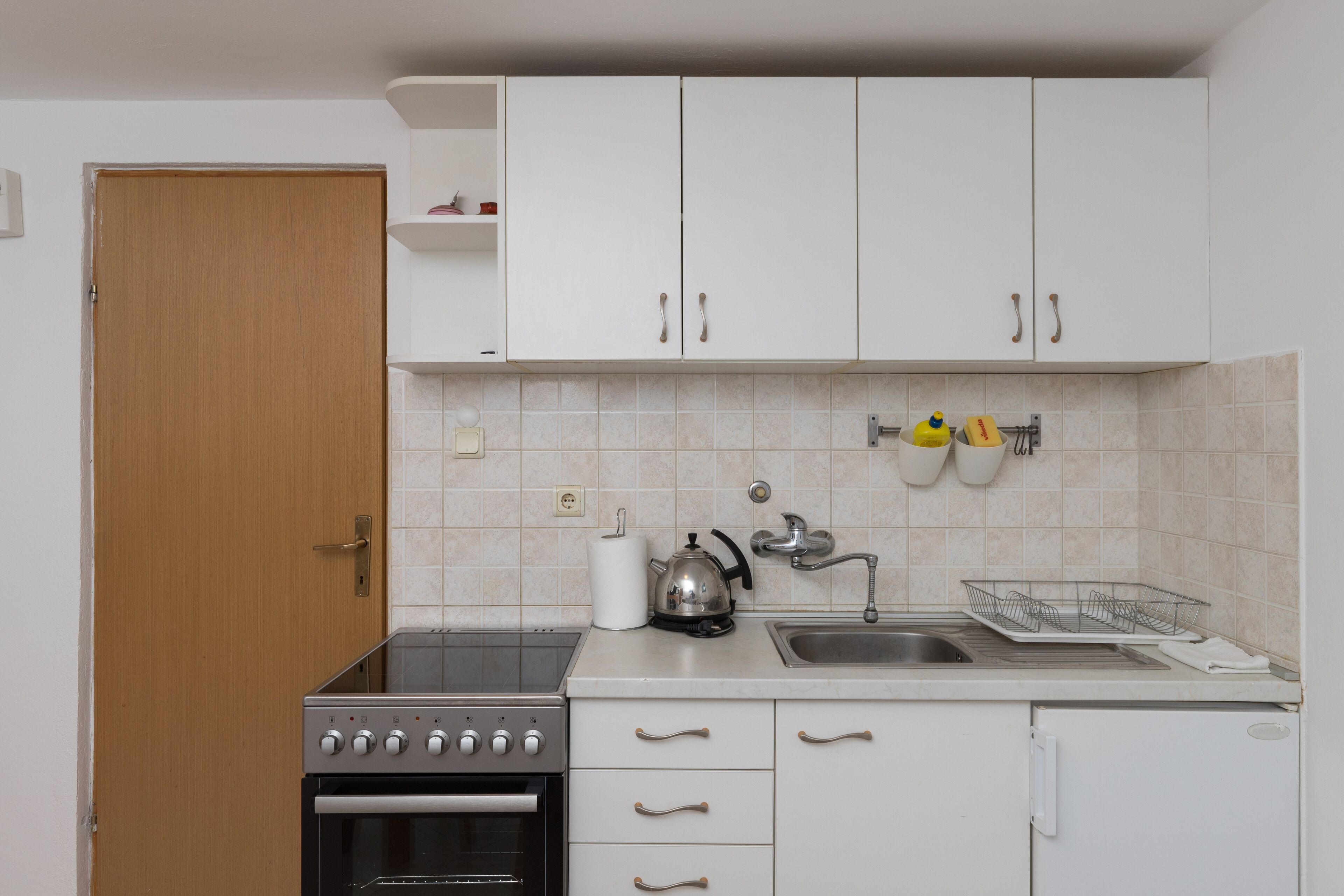 Fridge, oven, stovetop, cookware/dishes/utensils