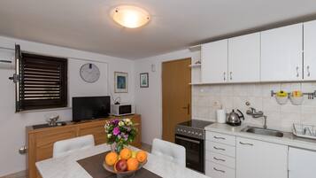 Fridge, oven, stovetop, cookware/dishes/utensils