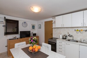 Frigorífico, horno, placa de cocina y utensilios de cocina