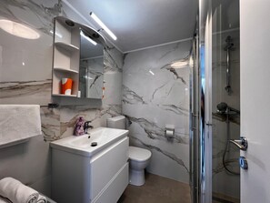 SĂšche-cheveux, serviettes fournies, savon, papier toilette