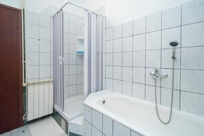 Baignoire, sèche-cheveux, serviettes fournies