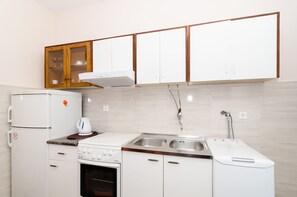 Fridge, oven, stovetop, cookware/dishes/utensils - Apartment Berk - One-Bedroom Apartment with Terrace (Dubrovnik)