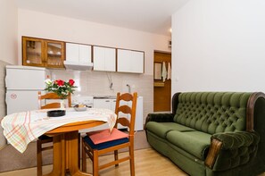 TV - Apartment Berk - One-Bedroom Apartment with Terrace (Dubrovnik)