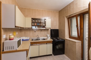 Fridge, oven, stovetop, coffee/tea maker