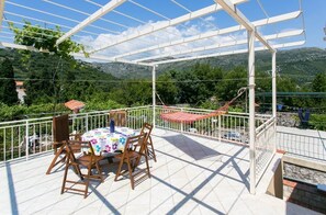 Outdoor dining - Guest House Zaton - Zaton Veliki - One-Bedroom Apartment with Terrace and Sea View - Gomila 12a (Zaton)