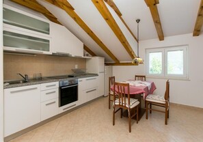 Fridge, oven, stovetop, cookware/dishes/utensils