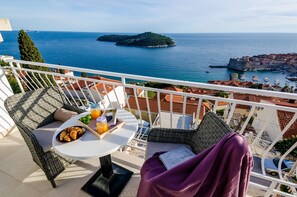 Outdoor dining - Ploce Apartments-One-Bedroom Apartment with Terrace and Sea View - Ante Topića Mimare 10 Street (Veliki) (Dubrovnik)