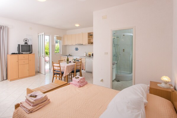 Ferros/tábuas de passar roupa, Wi-Fi de cortesia, roupa de cama