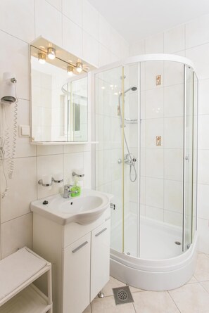 Secador de cabelo, toalhas de banho