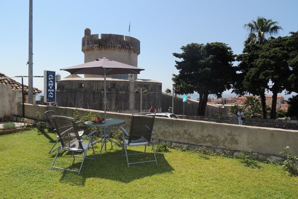 Outdoor dining - Apartments Kapelica - Studio apartment (Dubrovnik)