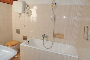 Een bad, een haardroger, handdoeken