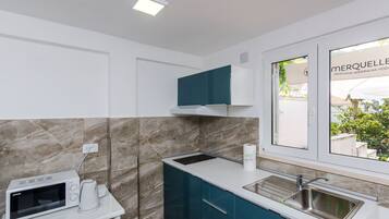 Fridge, microwave, stovetop, toaster