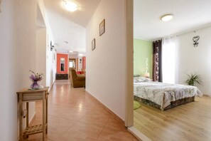 3 quartos, ferros/tábuas de passar roupa, acesso à internet