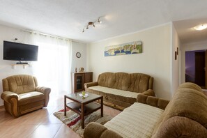 Fernseher, Kamin, Tischtennisplatte