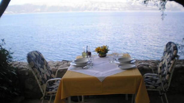 Een tafel voor twee met uitzicht op zee.