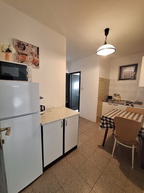 Fridge, oven, stovetop, cookware/dishes/utensils - Apartment Dalmatin Žuljana - Two-Bedroom Apartment 1 (Zuljana)