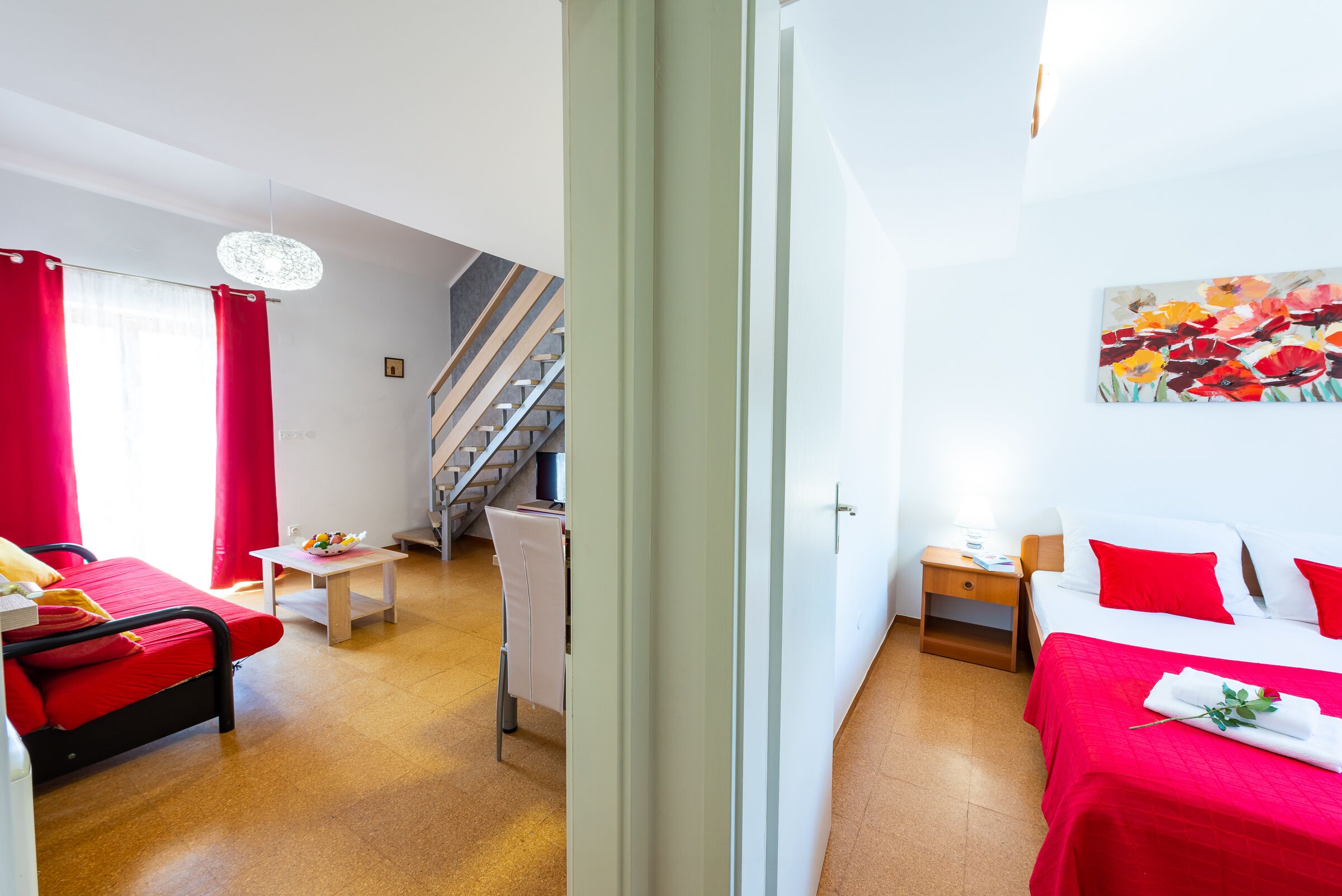 Una habitación de hotel con una cama, un escritorio, una silla, una mesita y una escalera.