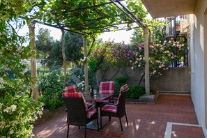 Outdoor dining - Apartment Mary - One Bedroom Apartment with Terrace (Dubrovnik)