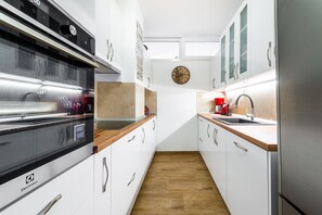 Frigorifero, microonde, forno, piano cottura