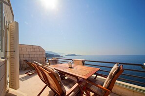 Outdoor dining - Big Blue Apartments - One-Bedroom Apartment with Balcony and Sea View (Big Blue 2) (Dubrovnik)