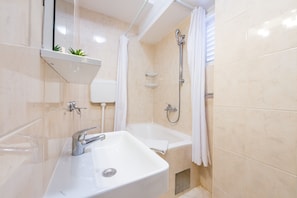 Bathtub, hair dryer, towels - Old Town Finest - Two-Bedroom Apartment (4+2 Adults) - Lucarica 4 Street (Dubrovnik)
