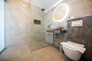 Bañera, secador de pelo, toallas
