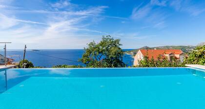 Villa Art Gallery - Six Bedroom Villa with Terrace and Swimming Pool
