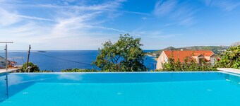 Villa Art Gallery - Six Bedroom Villa with Terrace and Swimming Pool