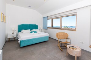 6 bedrooms, iron/ironing board, Internet, bed sheets