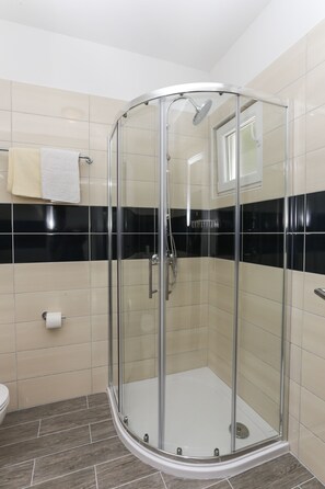 Douche, séchoir à cheveux, serviettes fournies