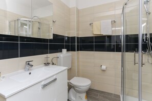 Shower, hair dryer, towels - Apartments Posta - Deluxe One-Bedroom Apartment with Balcony and Sea View (Saplunara)
