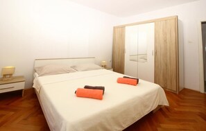 2 quartos, acesso à internet, roupa de cama