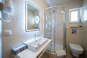 Sèche-cheveux, serviettes fournies