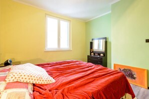 1 makuuhuone, silitysrauta/-lauta, internet, vuodevaatteet