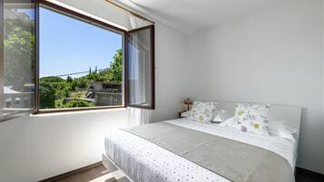 1 chambre, fer et planche à repasser, accès Internet, draps fournis