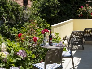 Outdoor dining - Guest House Rooms Rose - Romantic Double Room with Balcony and Sea View (No.2) (Molunat)
