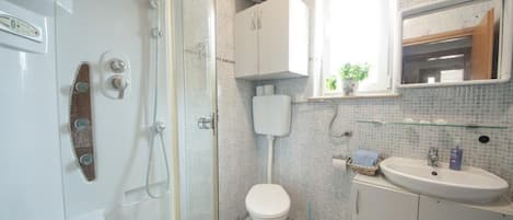 Bathtub, hair dryer, towels